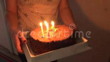 有趣的小女孩生日蛋糕。吹烛台。4K超高清，超高清